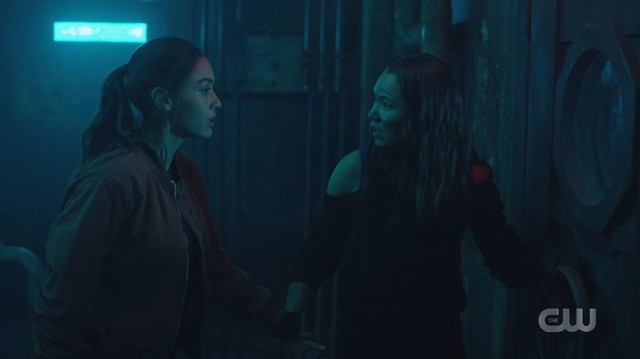 Raven (Lindsey Morgan) und Emori (Luisa D'Oliveira) machen eine schreckliche Entdeckung.