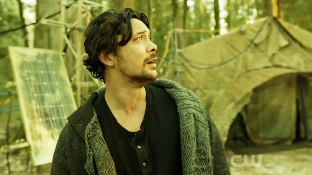 Bellamy (Bob Morley) ruft verzweifelt nach seiner Schwester.