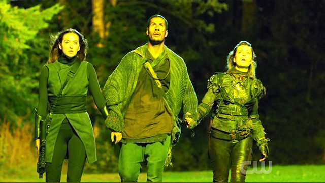 Echo (Tasya Teles), Gabriel (Chuku Modu) und Hope (Shelby Flannery) betreten gemeinsam die Anomalie.
