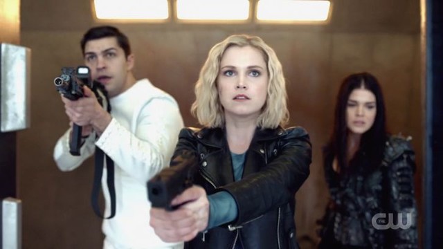 Clarke (Eliza Taylor), Octavia (Marie Avgeropoulos) und Levitt (Jason Diaz) kommen zu spät.