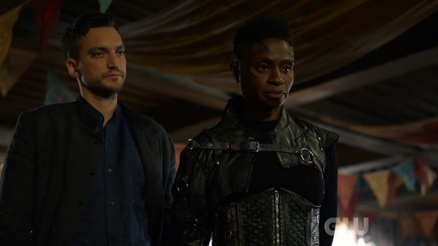 Murphy (Richard Harmon) und Indra (Adina Porter) versuchen den Frieden in Sanctum zu wahren.