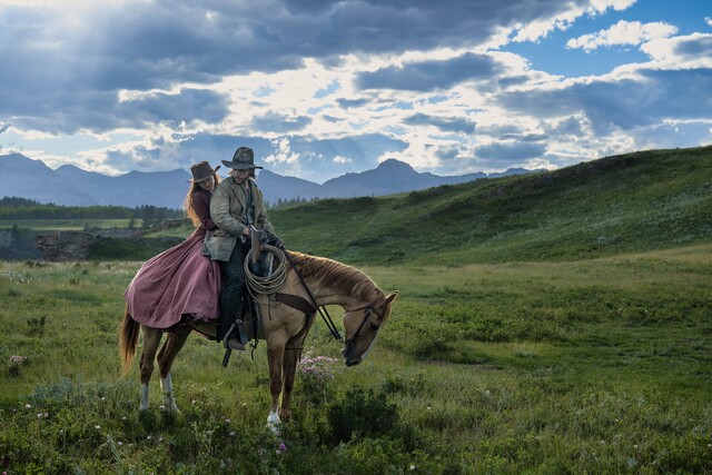 Outlander in Oregon? Tricia van Ness (Aisling Franciosi) und Elias Teller (Nick Robinson) durchtraben verliebt den Wilden Westen.
