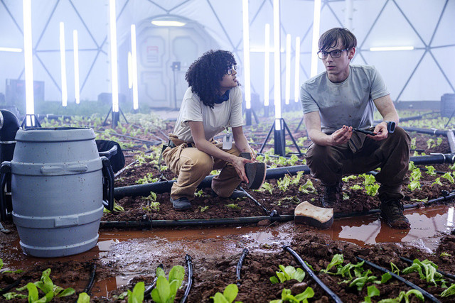 Im Treibhaus der Gefühle: Alicia (Stacey Michelle Read) und Angus (Ryan Adams) sehen zu, dass die Brille nicht beschlägt.