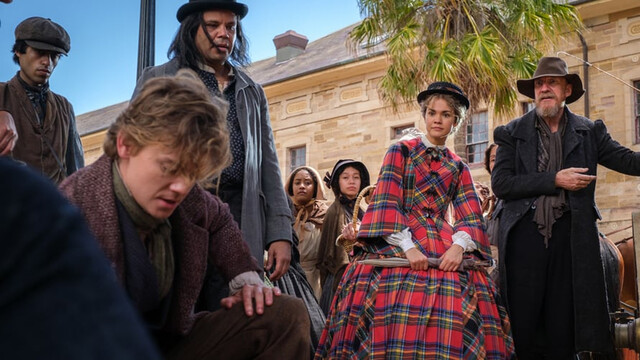 Thomas Brodie-Sangster (l.) mit Maia Mitchell als Lady Bell