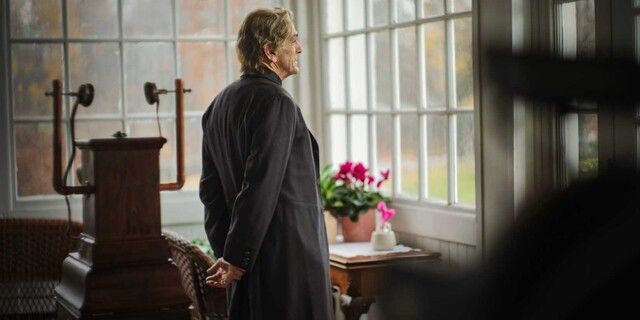 Thomas Edison (Hank Azaria) schaut bei den Henrys vorbei