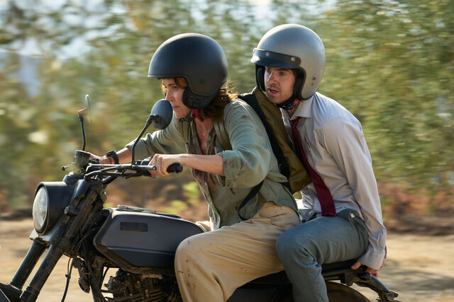 Julie (Keeley Hawes, l.) und ihr Sohn Edward (Freddie Highmore) haben wenig Zeit, sich richtig auszusprechen.