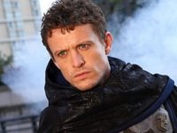 Ex-Cop Vince Faraday (David Lyons) legt sich eine geheime Identität zu.