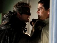 "The Cape" attackiert seinen Erzfeind Peter Fleming (James Frain, r.)