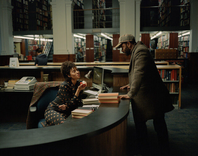 Apollo (LaKeith Stanfield) umwirbt die Bibliothekarin Emma (Clark Backo).