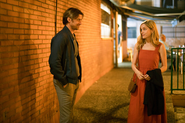 Der deutsche Restaurant-Chef Fabian Hartmann (Philipp Boos) wirft ein Auge auf Konsulin Laura Simmonds (Sophie Rundle).