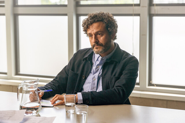 Inspector Castells (Isak Férriz) von der spanischen Polizei ermittelt im Todesfall eines britischen Barkeepers.