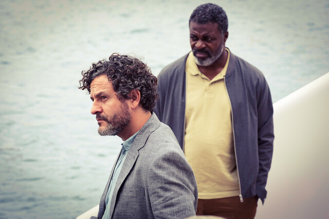Inspector Castells (Isak Férriz, l.) übernimmt die schwere Aufgabe, mit Colin Sutherland (Danny Sapani) über dessen verstorbenen Sohn zu sprechen.