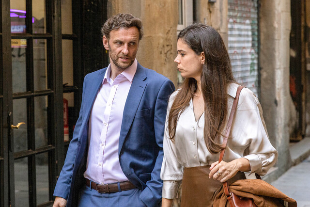 Was bezweckt der britische Generalkonsul Sam Henderson (Steven Cree), wenn er heimlich Rechtsanwältin Mariona Cabell (Laia Costa) trifft?