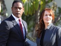 Präsident Martinez (Blair Underwood) und Sophia (Laura Innes) stehen dem Anschlagsversuch hilflos gegenüber.