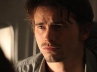 Sean (Jason Ritter) im Flug nach Miami. Ist er dabei das Richtige zu tun?