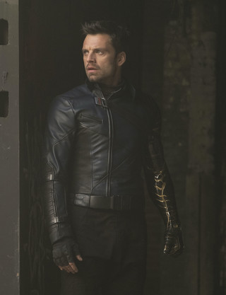 Kürzeres Haar, stylishe Lederjacke: Bucky Barnes geht umsichtig vor.