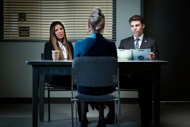 Vor den FBI-Agenten Hammond (Merle Dandridge, l.) und White (Nolan Gerard Funk) redet sich Cassie immer tiefer ins Schlamassel.