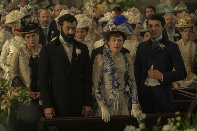 (von links nach rechts vorne) Morgan Spector, Carrie Coon und Harry Richardson