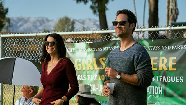 Neve Campbell (Maggie McPherson) mit Manuel Garcia-Rulfo (Mickey Haller) in "The Lincoln Lawyer".
