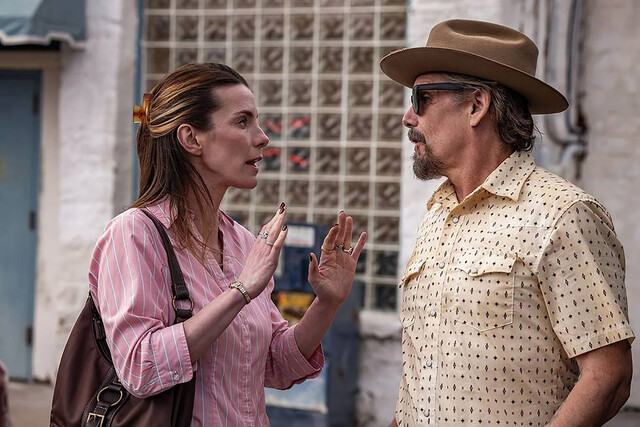 Betty Gilpin (l.) mit Ethan Hawke in "The Lowdown"