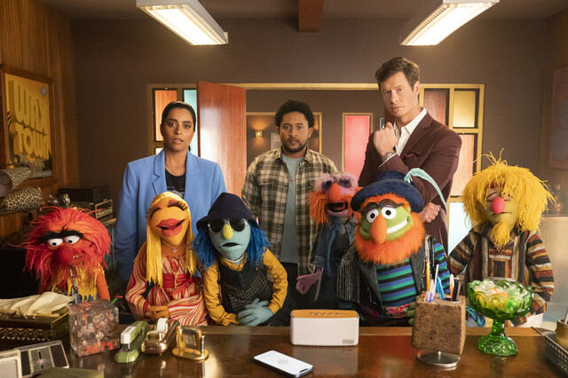 Hinter der Band stehen die Menschen (v. l.) Nora (Lilly Singh), Moog (Tahj Mowry) und JJ (Anders Holm).