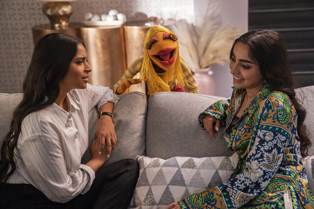 Janice versucht, Streit zwischen Nora (l.) und ihrer Schwester Hannah (Saara Chaudry) zu schlichten.