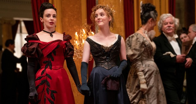 Nicht in ihrem Element: Amalia True (Laura Donnelly) und Penance Adair (Ann Skelly) suchen Hinweise in der Oper.