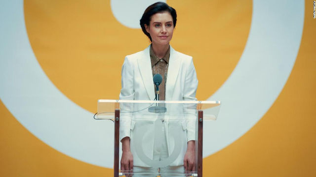 Ganz oben angekommen: Firmenchefin Rebecca Webb (Hannah Ware) bei einem ihrer Auftritte