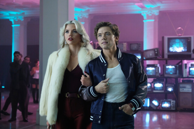 Debbie (Hayes Warner) und Bret (Igby Rigney) sind ein Paar.