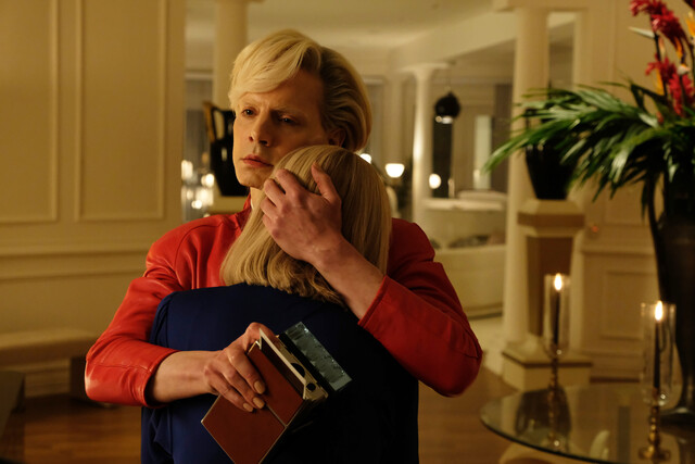 Steven (Jordan Roth, hinten) hat für Liz Schaffer (Evan Rachel Wood) ein offenes Ohr.