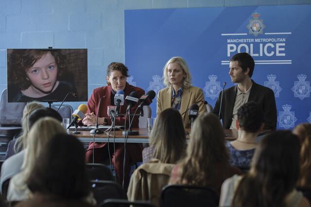 Chefermittlerin Shona Sinclair (Bronagh Waugh, links), Elisa Blix (Denise Gough) und ihr Ehemann Fred (Jim Sturgess) treten nach dem Verschwinden vor die Presse.