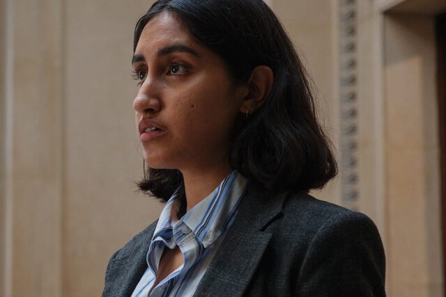 Die Journalistin Selma Desai (Ambika Mod) beweist einen guten Riecher.