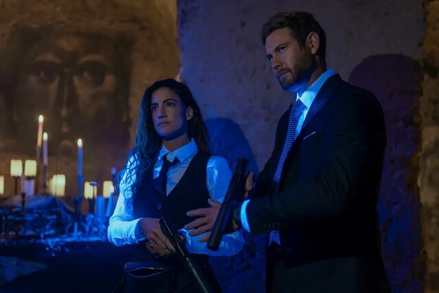 Eliza Perash (Rona-Lee Shimon) und Raife Hastings (Tom Hopper) halten nach Feinden Ausschau.