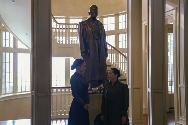 Agnes (Chase Infiniti, l.) erhält von Tante Lydia (Ann Dowd) eine Spezialaufgabe.