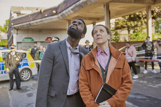 Blick von unten zum Hochhausdach: Sarah Collins (Gemma Whelan) und Steve Bradshaw (Jimmy Akingbola)