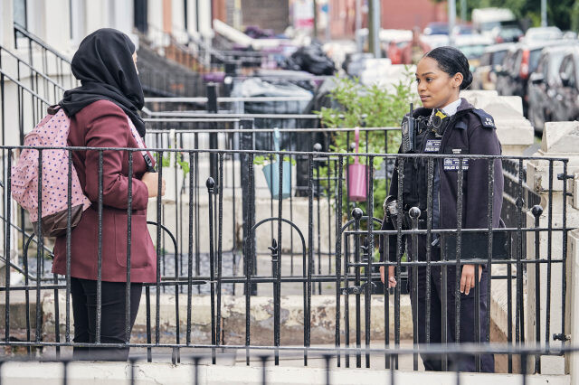 Komplexes Verhältnis: das spätere Todesopfer Farah Mehenni (Lola Elsokari) und die Streifenpolizistin Lizzie Adama (Tahirah Sharif)