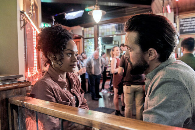 Mehr als nur Kollegen: Adama und ihr Chef Kieran Shaw (Emmett J. Scanlan)