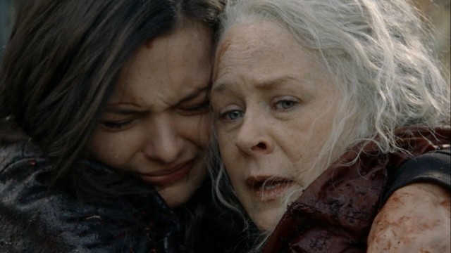 Lydia (Cassady McClincy) und Carol (Melissa McBride) standen - wörtlich - am Abgrund...