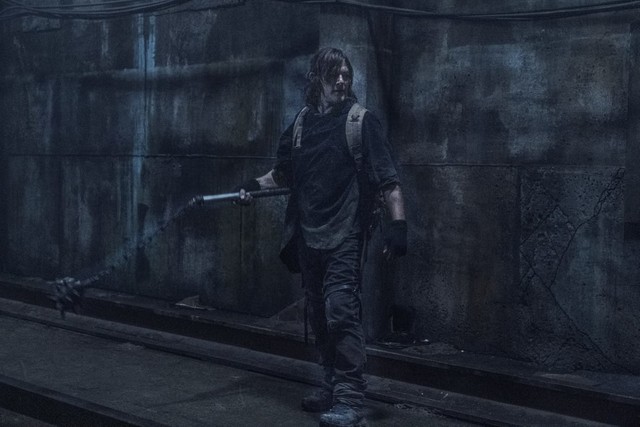 Daryl (Norman Reedus) bewaffnet sich mit einem Morgenstern.