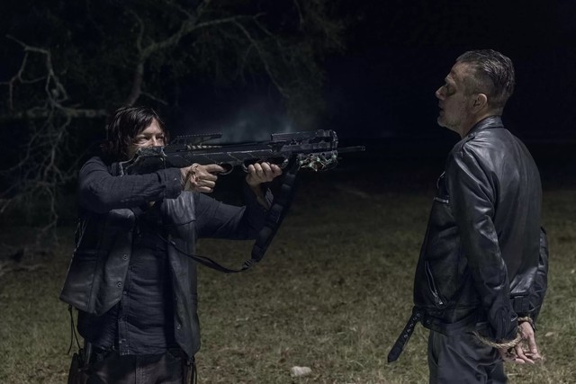 Daryl (Norman Reedus) vertraut Negan (Jeffrey Dean Morgan) nicht.
