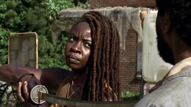 Michonne (Danai Gurira) stellt Virgil (Kevin Carroll) zur Rede.