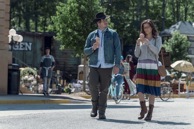 Eugene (Josh McDermitt) und die falsche Stephanie (Chelle Ramos)