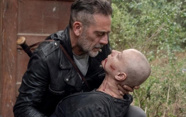 Negan (Jeffrey Dean Morgan) entschließt sich Alpha (Samantha Morton) aufzuhalten.