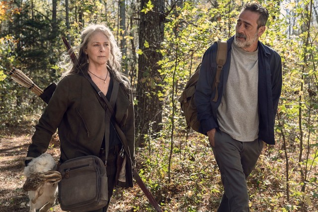 Carol (Melissa McBride) führt Negan (Jeffrey Dean Morgan) aus Alexandria heraus.