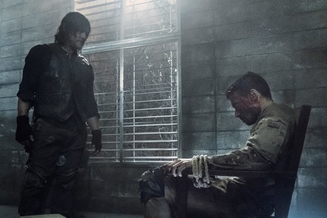 Daryl (Norman Reedus) versucht Frosts (Glenn Stanton) Leben zu retten.