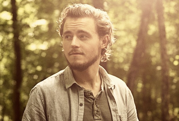 Alden (Callan McAuliffe) hat sich mittlerweile als festes Mitglied der Hilltop Community etabliert und will Maggie (Lauren Cohan) helfen, die Gemeinde noch weiter auszubauen.