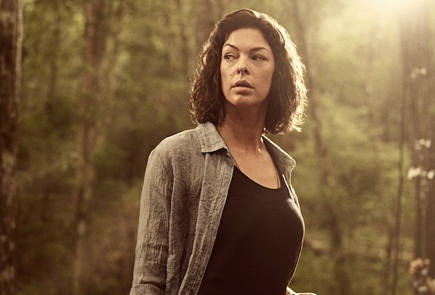 Nachdem sie ihren Namen von Jadis zu Anne (Pollyanna McIntosh) gewechselt hat, ist auch ihr Outfit nicht mehr so exzentrisch wie vorher. Man darf gespannt sein, wie sich die Veränderung auf ihre Persönlichkeit auswirkt, und ob ihre Verbindung zu dem mysteriösen Helikopter endlich aufgeklärt wird.