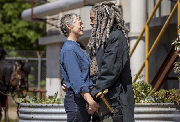 Carol (Melissa McBride) und Ezekiel (Khary Payton) schweben im siebten Himmel. Sie sind mittlerweile ein glückliches Paar und gemeinsam mit Henry vielleicht sogar eine kleine Familie. In diesem Foto stehen sie außerhalb der Sanctuary.
