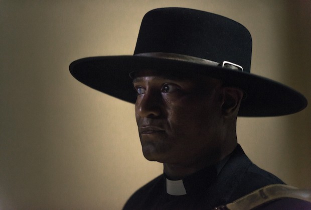 Anscheinend ist Father Gabriel (Seth Gilliam) letztendlich auf einem Auge blind geworden. Das in der Kombination mit seinem Hut verleiht ihm ein neues und gefährlicheres Aussehen.