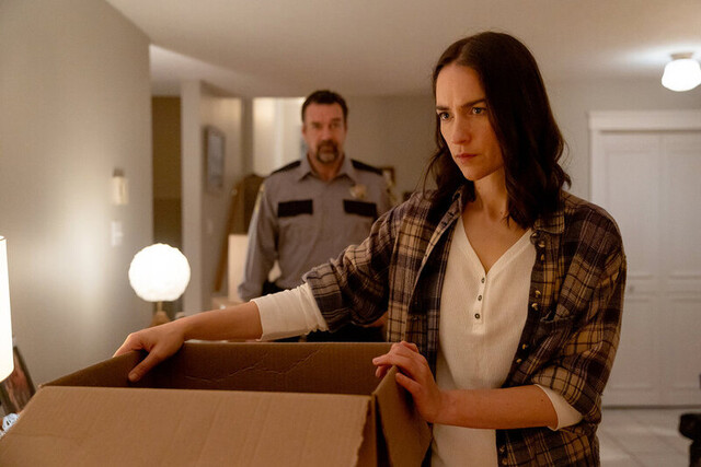 Dana Cypress (Melanie Scrofano) will ihren Vater Wayne (David James Elliott) verlassen.